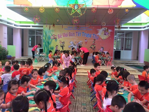 Không khí hào hứng trong hoạt động làm bánh trung thu của trẻ tại Trường mầm non Việt Hưng.